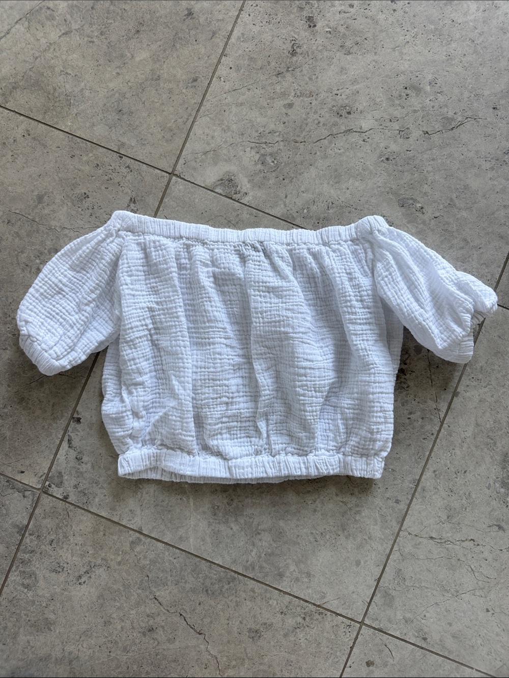 cupcakes & cashmere White Off-Shoulder Cropped Top - Picture 4 of 6